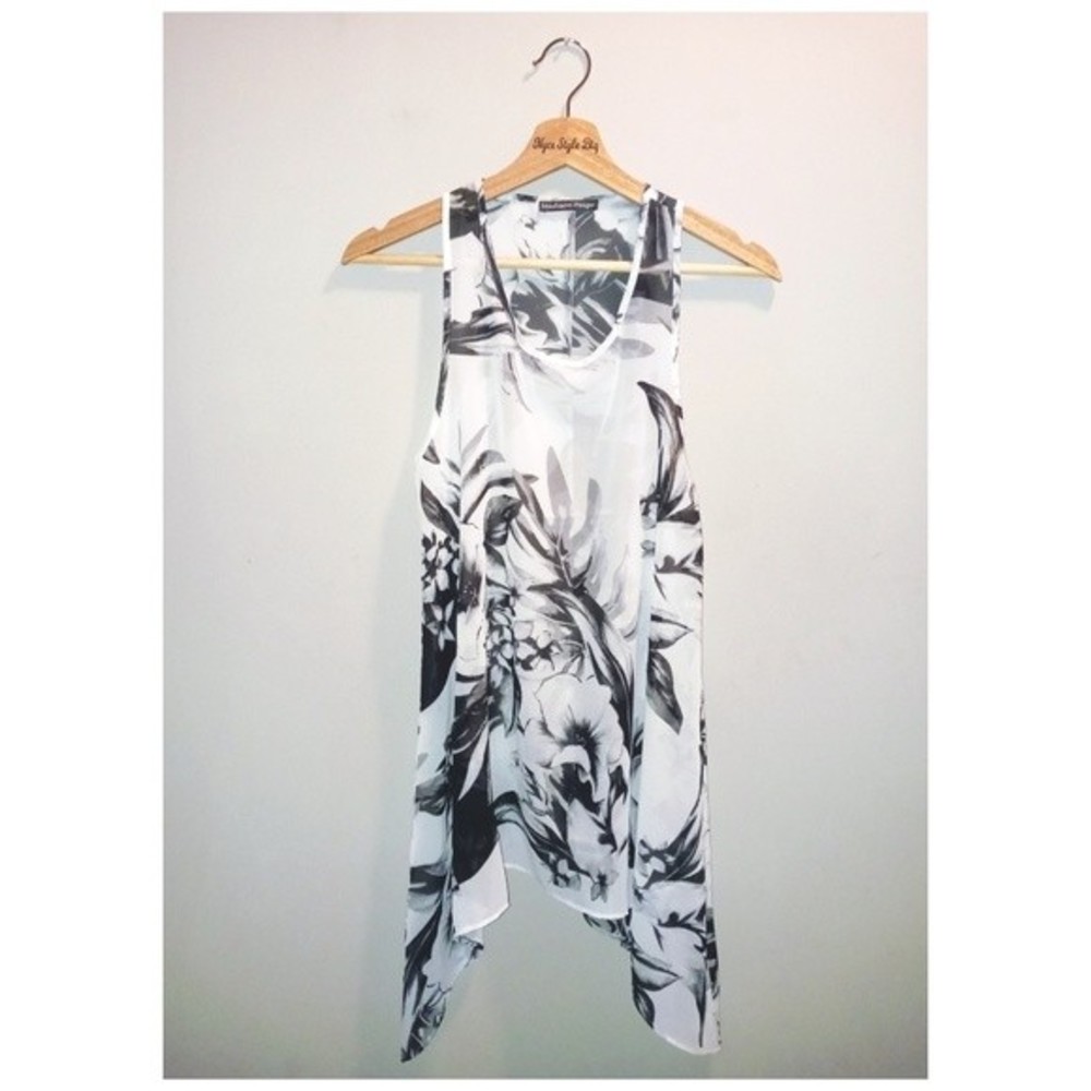 Madison Paige Floral‎ White & Black Shark Bite Sleeveless Top NWOT